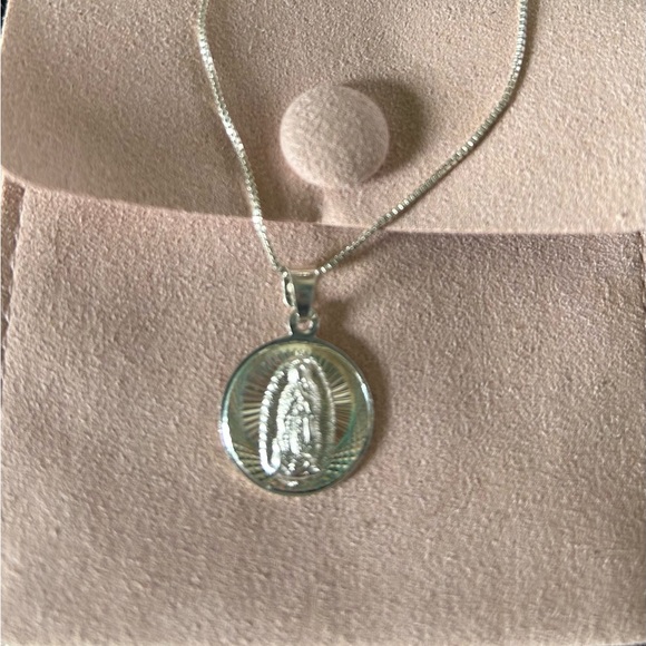Jewelry - 925 Sterling silver Virgin Mary with chain sparkle